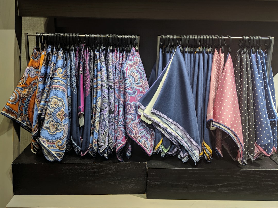 Photo tying scarves